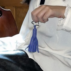 Porte Clés Pompon en cuir Pailleté Bleu Roi