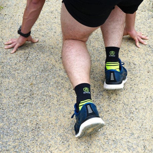 Nos chaussettes de running coloris noir/jaune - Maison Broussaud