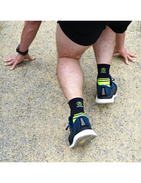 Nos chaussettes de running coloris noir/jaune - Maison Broussaud