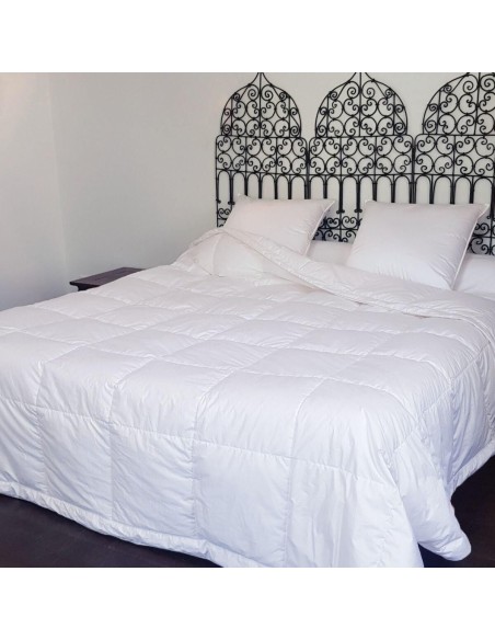 Couette ultra légère 90% duvet neuf canard